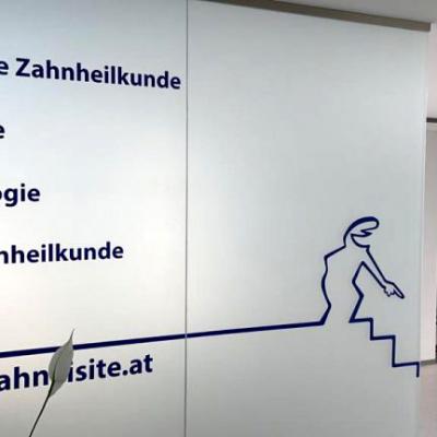 Der Zugang zu den Behandlungsräumen der Zahnarztpraxis Dr. Dagmara Pachel-Tettinger – zahnvisite.at