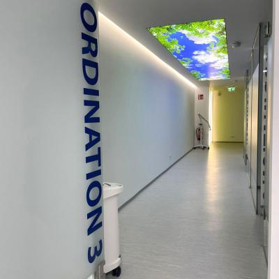 Der Korridor zu den Behandlungsräumen der Zahnarztpraxis Dr. Dagmara Pachel-Tettinger – zahnvisite.at